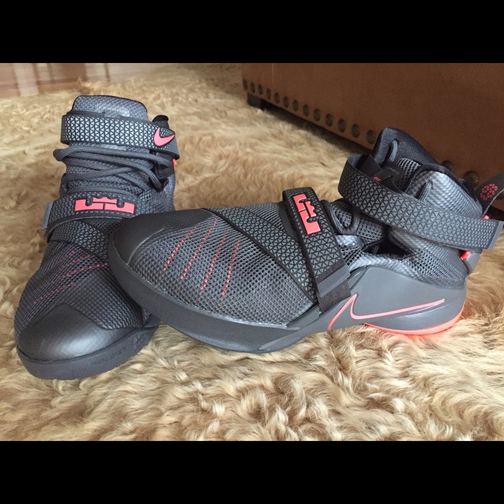 *NEVER WORN* Nike Lebrun Soldier IX 9
